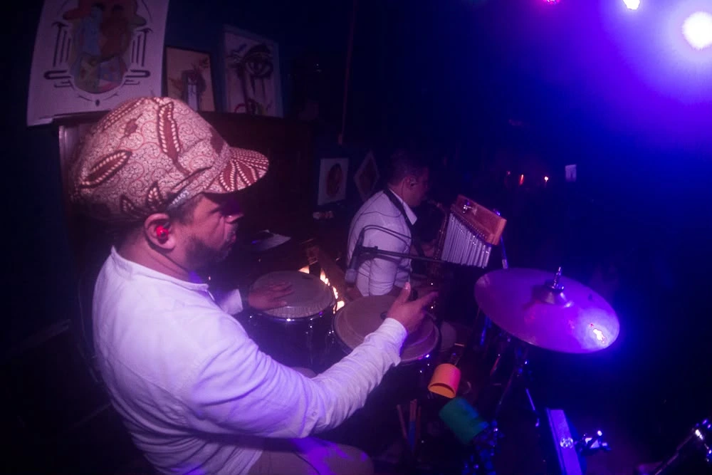 Interação calorosa com a plateia durante momentos de pura nostalgia e emoção musical